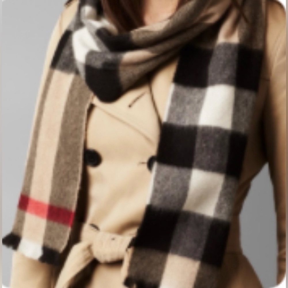 Burberry Checkered 100% cashmere scarf